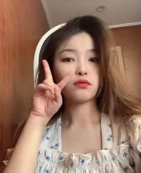 年轻美女最近才入行