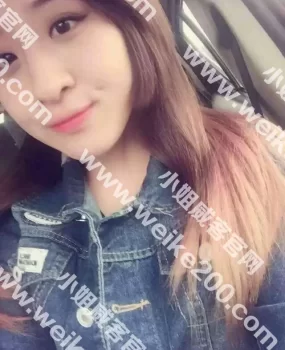 无齿感，酒窝，笑容美丽，身材高挑的妹子。